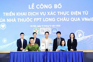 Ký kết tại lễ công bố dịch vụ xác thực điện tử của Nhà thuốc FPT Long Châu qua VNeID.