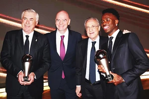 Vinicius cùng Carlo Ancelotti được vinh danh tại giải The Best.