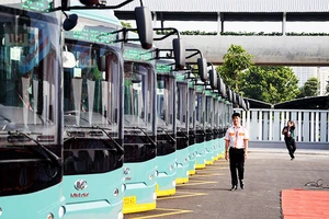 Xe bus điện kết nối tuyến metro số 1 được đưa vào hoạt động. 