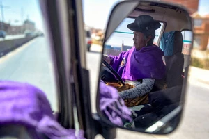 Một dịch vụ taxi do phụ nữ làm lái xe tại Bolivia. Ảnh: REUTERS