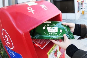 Người tiêu dùng đóng gói viên nang cà-phê gửi đi tái chế. Ảnh: KOREA POST