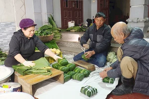 Các thành viên trong gia đình bà Thảo chuẩn bị những mẻ bánh chưng cho khách hàng.