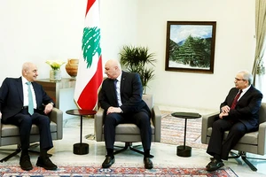 Tổng thống Joseph Aoun (giữa) thảo luận về thành phần chính phủ mới của Lebanon. Ảnh: REUTERS