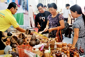 Dừa là nguyên liệu cho nhiều mặt hàng. Ảnh: NAM HẢI