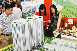 Các bạn trẻ mong muốn mua căn nhà đầu tiên được vay tín dụng với lãi suất thương mại hợp lý. Ảnh: NGUYỆT ANH