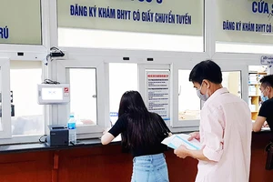 Làm thủ tục khám, chữa bệnh tại Bệnh viện K. Ảnh: NAM NGUYỄN