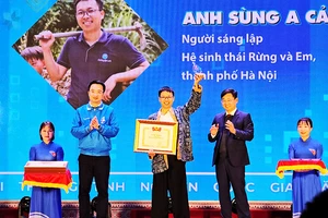 Anh Sùng A Cải nhận giải thưởng do Trung ương Đoàn trao tặng.