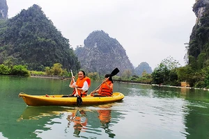 Lý Cẩm Vân đưa khách chèo kayak ở Hữu Liên.