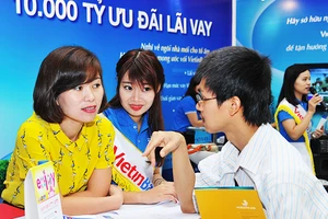 Nhiều ngân hàng triển khai các gói ưu đãi cho vay mua nhà. Ảnh: NGUYỆT ANH