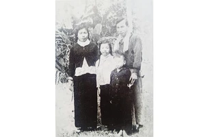 Anh hùng LLVTND Hồ Truyền chụp ảnh cùng ba người con là Anh hùng LLVTND Hồ Thị Kim Thanh và Hồ Thị Thanh Lâm, Hồ Tấn Sơn năm 1963, trước khi Lâm và Sơn ra bắc. Ảnh gia đình cung cấp.