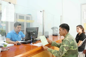 Hướng dẫn người dân sử dụng sổ Bảo hiểm xã hội.