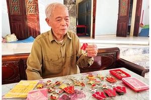 Những câu chuyện thời chiến mãi là ký ức hào hùng của người lính sửa xe Nguyễn Văn Tấn.