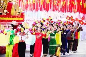 Đại diện 54 dân tộc anh em tưng bừng trong lễ diễu binh - diễu hành mừng 50 năm Ngày Giải phóng miền nam, thống nhất đất nước. Ảnh: TUẤN ANH