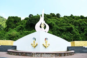 Đài tưởng niệm tàu không số Vũng Rô tại Khu Di tích lịch sử Vũng Rô. Ảnh: BÁO TIỀN PHONG