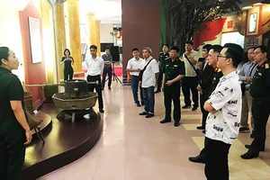 Văn nghệ sĩ thực tế sáng tác tại Bảo tàng Hậu cần - Kỹ thuật.