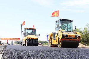 Sôi nổi không khí thi đua trên các công trường cao tốc bắc-nam.