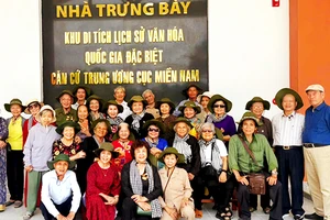 Các y, bác sĩ trong chuyến về thăm Khu di tích căn cứ Trung ương Cục miền Nam (tỉnh Tây Ninh).