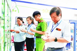 Phối hợp liên ngành kiểm tra thực phẩm chức năng, thực phẩm dinh dưỡng y học. Ảnh: Cục QLTT tỉnh Tây Ninh