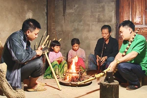 Nghe kể chuyện khèn bên bếp lửa.