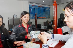 Trong giai đoạn chưa triển khai kế hoạch tái đầu tư gửi tiền vào ngân hàng là lựa chọn của nhiều doanh nghiệp. Ảnh: NAM ANH