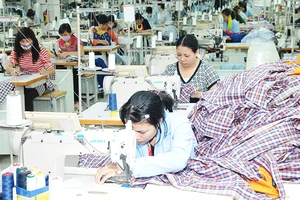 Các doanh nghiệp may gấp rút hoàn thành sớm các đơn hàng trước thời gian áp thuế. Ảnh: NGUYỆT ANH