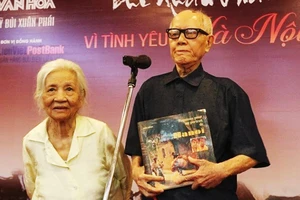 Nhà văn hóa Hữu Ngọc và phu nhân trên bục danh dự nhận Giải thưởng Lớn - Giải thưởng Bùi Xuân Phái - Vì tình yêu Hà Nội năm 2017. Ảnh: NGUYỄN ĐÌNH TOÁN