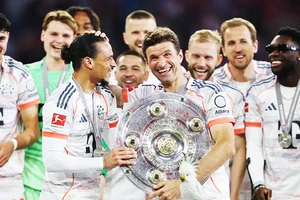 Thomas Müller hạnh phúc với đĩa bạc Bundesliga trên tay, trong trận đấu cuối cùng anh khoác áo Bayern Munich.