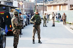 Binh sĩ Ấn Độ canh gác gần một cửa khẩu giáp biên giới Pakistan. Ảnh: REUTERS