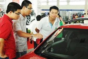 Người tiêu dùng cần cẩn trọng khi giao dịch mua bán xe. Ảnh: BẮC SƠN