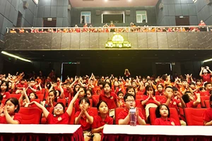 Học sinh thưởng thức vở kịch “Lời bà kể”.
