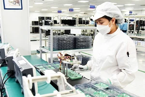 Sản xuất linh kiện điện tử của Công ty TNHH Bumjin Electronics Vina. Ảnh: HẢI TRẦN