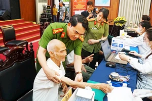 Công an Hà Nam thực hiện công tác lấy mẫu ADN thân nhân liệt sĩ chưa xác định danh tính.