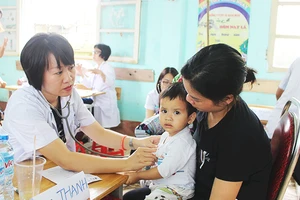 Người dân vùng sâu, vùng xa khám bệnh miễn phí (ảnh chụp tại Vị Xuyên, Hà Giang).