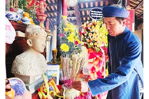 Dâng hương bên trong nhà thờ Đặng Huy Trứ ở Hương Trà, TP Huế.