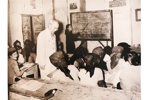 Chủ tịch Hồ Chí Minh thăm lớp bổ túc văn hóa của bà con lao động Lương Yên. Nguồn: BẢO TÀNG HỒ CHÍ MINH
