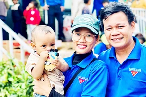 Anh Trân và chị Nữ trong chuyến tình nguyện ở xã Trà Lĩnh (huyện Nam Trà My, Quảng Nam).
