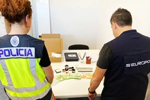Cảnh sát Tây Ban Nha kiểm tra tang vật trong vụ án rửa tiền. Ảnh: EUROPOL