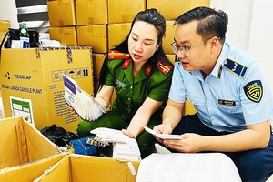Khám xét kho hàng của đường dây sản xuất hơn 100 tấn thực phẩm chức năng, thiết bị y tế giả vừa bị Công an Hà Nội triệt phá. Ảnh: PC03 (Công an Hà Nội) cung cấp