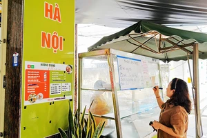 Mỗi ngày, quán ăn của bà Giang lại dành một số suất ăn cho người nghèo, kéo theo những người khác cùng hỗ trợ.