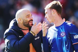 HLV Enzo Maresca và cầu thủ có nhiều ảnh hưởng ở "The Blues" Cole Palmer.