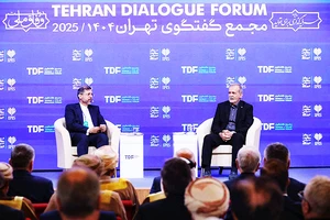 Tổng thống Iran Masoud Pezeshkian (phải) tại Diễn đàn Đối thoại Tehran. Ảnh: REUTERS