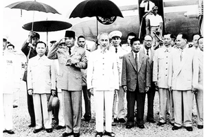 Chủ tịch Hồ Chí Minh cùng một số thành viên Chính phủ đón Tổng thống Indonesia Sukarno sang thăm Việt Nam tại sân bay Gia Lâm ngày 24/6/1959.