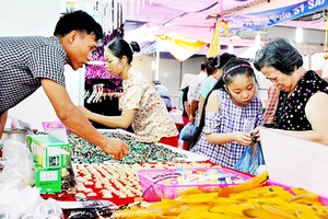 Rất nhiều hộ và cá nhân kinh doanh nộp thuế theo hình thức khoán. Ảnh: NGUYỆT ANH