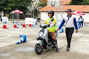 Học sinh được hướng dẫn lái xe gắn máy an toàn khi tham gia giao thông.