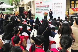 Triển lãm tương tác “Những trận đánh nổi tiếng, những vị tướng tài danh” kỷ niệm 80 năm thành lập Quân đội nhân dân Việt Nam là một trong những hoạt động do Báo Nhân Dân tổ chức với hình thức xã hội hóa, ứng dụng hiệu quả công nghệ số, thu hút đông đảo công chúng. Ảnh: HOÀNG HOA