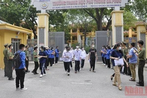 Thí sinh điểm thi Trường THPT Đa Phúc, Sóc Sơn, Hà Nội kết thúc buổi thi sáng 7/7.