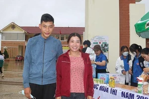 Hai mẹ con chị Tráng Thị Dụ sau khi hoàn thành môn thi Ngữ văn.