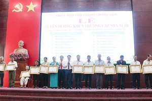 Truy tặng Danh hiệu vinh dự của Nhà nước cho 12 Mẹ Việt Nam Anh hùng.
