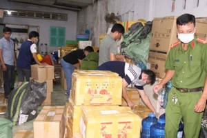 Lực lượng Công an kiểm tra, niêm phong tang vật.