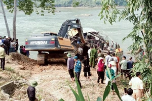 Lực lượng cứu hộ triển khai trục vớt chiếc đò bị lật.